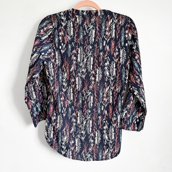 Collective Concepts Blue Feather Print Popover V Neck Blouse Top sz XS - Picture 4 of 5